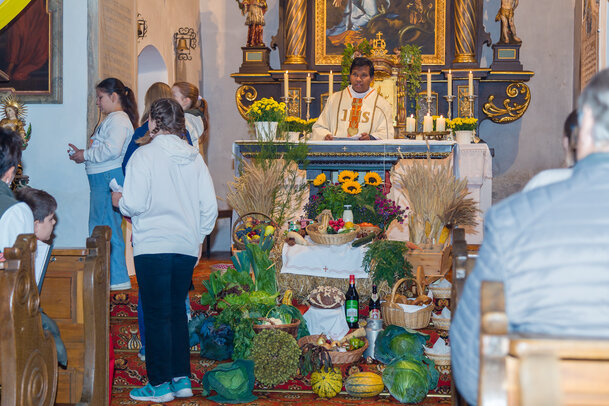 Thumbnail: _JA 24151 Erntedank in Hohenried, Kirche, Messe.jpg